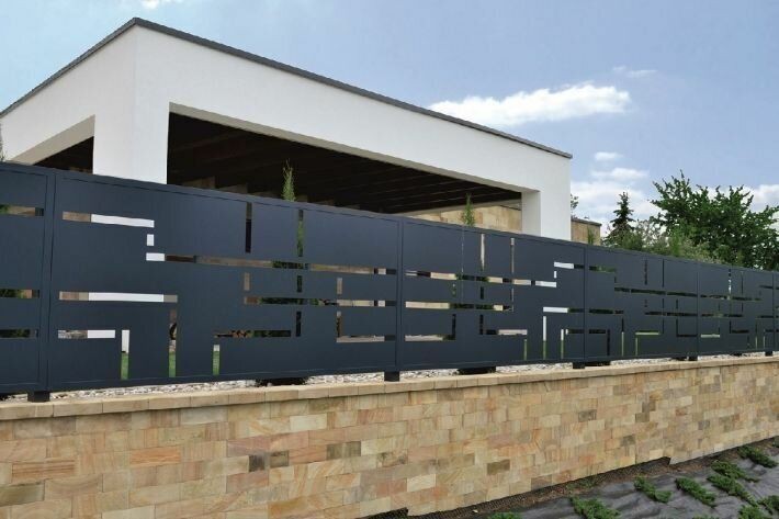 Gard metalic sau din lemn? Avantaje clare ale alegerii metalului