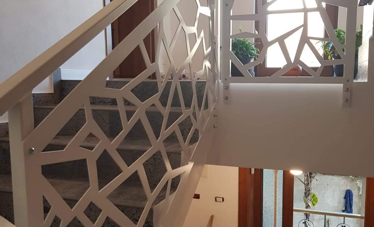 De ce balustradele metalice personalizate sunt alegerea ideală pentru siguranță și stil